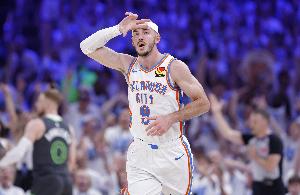 卡魯索防守不同于多特的硬與壯&更多是快準(zhǔn)狠 而且他更懂人情世故