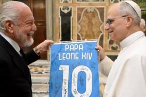 教皇利奧十四世私人接見那不勒斯，德勞倫蒂斯贈與其10號球衣