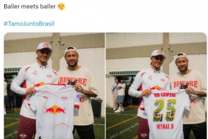 見到偶像！哈維-西蒙斯與內馬爾合影，向后者贈送萊比錫球衣