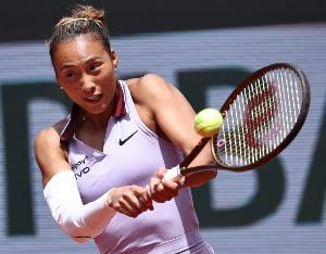 艱難取勝！鄭欽文首盤出現5個雙誤，搶七獲勝暫1-0領先薩姆索諾娃