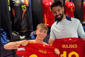 與前輩一起慶祝！懷森社媒曬與伊斯科互換球衣照片