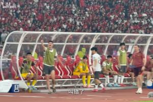 認不清人？國足下半場3次換人“烏龍”伊萬教練組反復認錯人