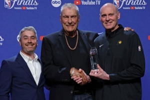 老尼爾森獲2025年查克-戴利終身成就獎！東契奇：恭喜 鞋不錯