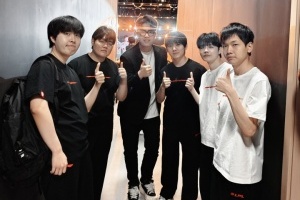 主持劉航曬與TES隊(duì)員合影：極限主持的一天 TES加油