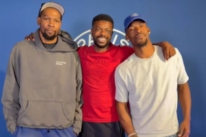 杜蘭特現(xiàn)身洛杉磯和巴特勒合影 還和大巴黎歐冠獎杯合影