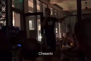 謝爾基新人才藝表演唱了一段說(shuō)唱，哈蘭德錄下后發(fā)到社交媒體