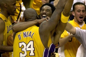 從受傷到接管比賽：00年總決賽G4鯊魚(yú)犯滿(mǎn) 科比扛起湖人封神印城