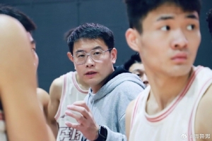 2011年華僑大學三加時斬清華奪隊史第7冠 FMVP是現(xiàn)在的主帥周魯男