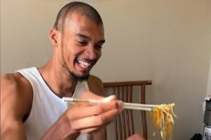 文班品嘗水席 喝茶啟封滿臉帶笑刺記：他很享受在中國的時光