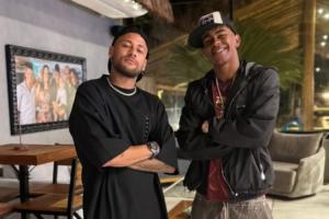 二馬同框內(nèi)馬爾與亞馬爾合照，面對鏡頭擺出相同姿勢