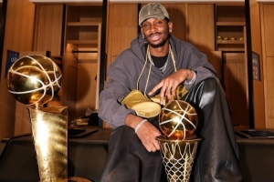 NBA官方曬SGA與總冠軍&FMVP獎(jiǎng)杯合照：他會(huì)怎么配文呢？