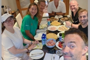 鄭欽文曬溫網團隊聚餐照片：猜猜誰是主廚？