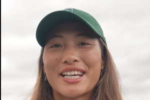 再次展示歌喉！鄭欽文對著鏡頭唱起了蕭亞軒的《愛的主打歌》