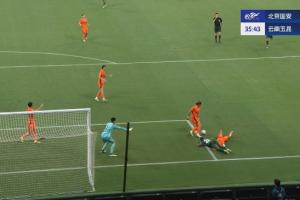 法比奧突入禁區(qū)倒地，主裁判最初給點球，VAR介入回看后取消點球