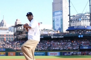 帥氣逼人！布克現(xiàn)身MLB底特律老虎隊主場 為家鄉(xiāng)球隊開球