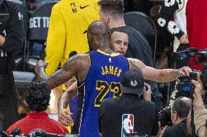 名記：有四支球隊(duì)已問(wèn)詢了詹姆斯交易情況 俠尼騎勇熱船在列