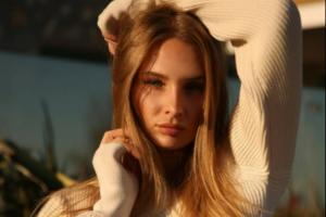 又美又能打擊敗高芙的雅斯特雷姆斯卡 場外真是小美女一枚