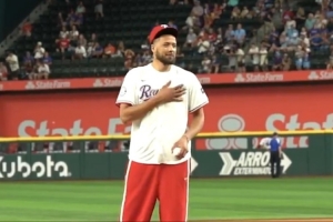 跨界互動！康寧漢姆現身家鄉(xiāng)阿靈頓 為MLB德州游騎兵隊開球??