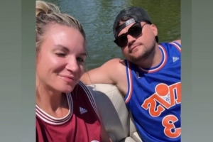 湖人女記者自拍身穿詹姆斯騎士球衣 詹姆斯點(diǎn)評：恰當(dāng)?shù)闹b