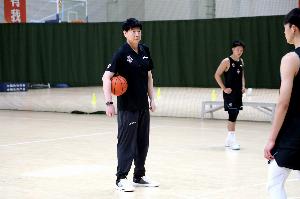 邱彪：場上出現(xiàn)空位要果斷出手 投丟幾個很正常 關(guān)鍵是要保持自信