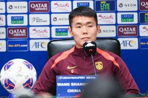 記者：未來很長時間國足都只能防反，找不到后腰球員替代王上源