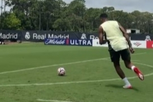 姆總狀態(tài)回升！姆巴佩曬訓(xùn)練時精彩射門&慶祝，上場打入精彩側(cè)鉤