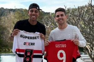 老朋友！海港前鋒古斯塔沃和奧斯卡合照，兩人互換球衣