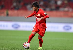 新人登場(chǎng)！19歲蒯紀(jì)聞、21歲吾米提江先發(fā)出戰(zhàn)，上演國足首秀