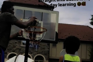 親子時光恩比德用足球教兒子打籃球 后者3投全部空心入網(wǎng)