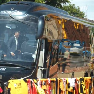 深切悼念?狼隊(duì)社媒：教練組和球員獻(xiàn)花悼念若塔