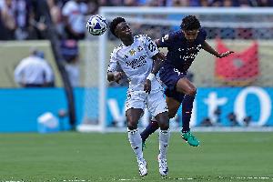 記者：阿隆索原計(jì)劃不首發(fā)維尼修斯 阿諾德受傷導(dǎo)致巴爾韋德踢邊