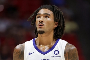 還裝職業(yè)球員席菲諾21分鐘4中0未得分 僅拿2板1斷&6次犯規(guī)