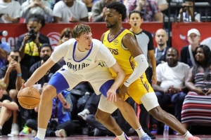 布朗尼：我就是想做好防守 對(duì)弗拉格保持尊重 他將來(lái)會(huì)有一番成就