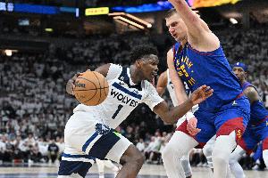 愛德華茲為掘金小球迷簽名：沒事 反正比賽時都是我碾壓他們