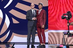 瘋狂打鐵！7號(hào)秀費(fèi)爾斯半場(chǎng)9中1僅拿4分1籃板