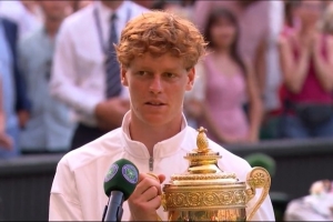 辛納：和阿卡比賽真的非常困難，將來(lái)他還會(huì)多次捧起這座獎(jiǎng)杯