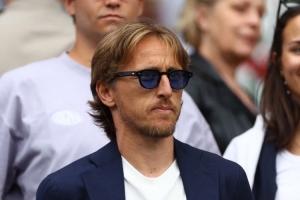 記者：莫德里奇已經(jīng)與AC米蘭完成簽約，現(xiàn)在已離開(kāi)俱樂(lè)部總部