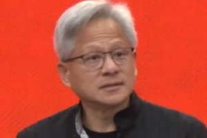 黃仁勛身著唐裝亮相鏈博會開幕式 首次用中文進(jìn)行公開演講