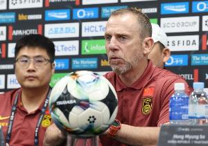 東體：若國(guó)足下次集訓(xùn)還無(wú)法選出主帥，或讓久爾杰維奇繼續(xù)代理