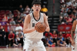 楊瀚森談三分慶祝動(dòng)作：隊(duì)友說(shuō)這么做替補(bǔ)席會(huì)瘋狂 但也沒(méi)見(jiàn)多瘋