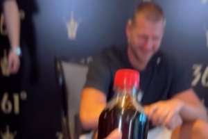 喜歡但我不能 球迷遞可樂(lè) 約基奇擺手拒絕