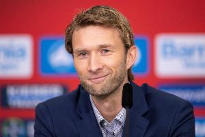 藥廠總監(jiān)：我們以培養(yǎng)年輕球員聞名，不會(huì)買離隊(duì)球員的直接替代者