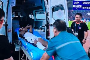被暴力蹬踏！梅州外援恩戈姆被擔架抬下，隨后直接上了救護車