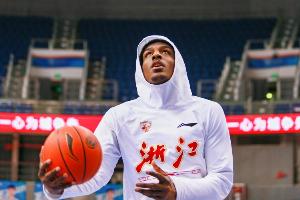 媒體人：上賽季效力于深圳的內線雷吉-佩里已經簽約北控