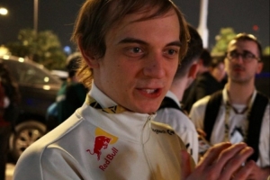 G2分享上中選手照片并整活發(fā)文： EWC四強(qiáng)，全球總決賽冠軍