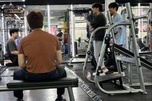 已就位？網(wǎng)友偶遇shadow與BLG成員一同健身