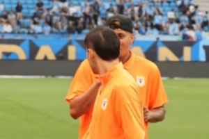 皮一下克雷桑給李源一分享吃過的棒棒糖，后者婉拒