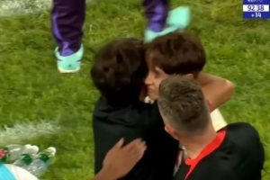 人民網(wǎng)：體育場不是泄憤場，球迷看臺也不是“耍流氓”的法外之地