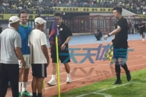 西海岸主場工作人員加時(shí)賽前提前收起角旗桿，多虧塞鳥及時(shí)發(fā)現(xiàn)