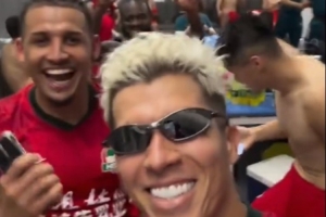 晉級足協(xié)杯四強(qiáng)！河南隊(duì)賽后更衣室慶祝：納薩里奧戴墨鏡領(lǐng)舞